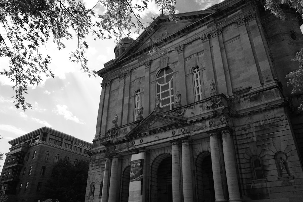 Una foto in bianco e nero di un vecchio edificio