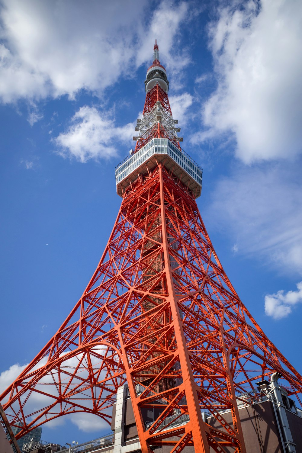 una torre roja muy alta con un fondo de cielo
