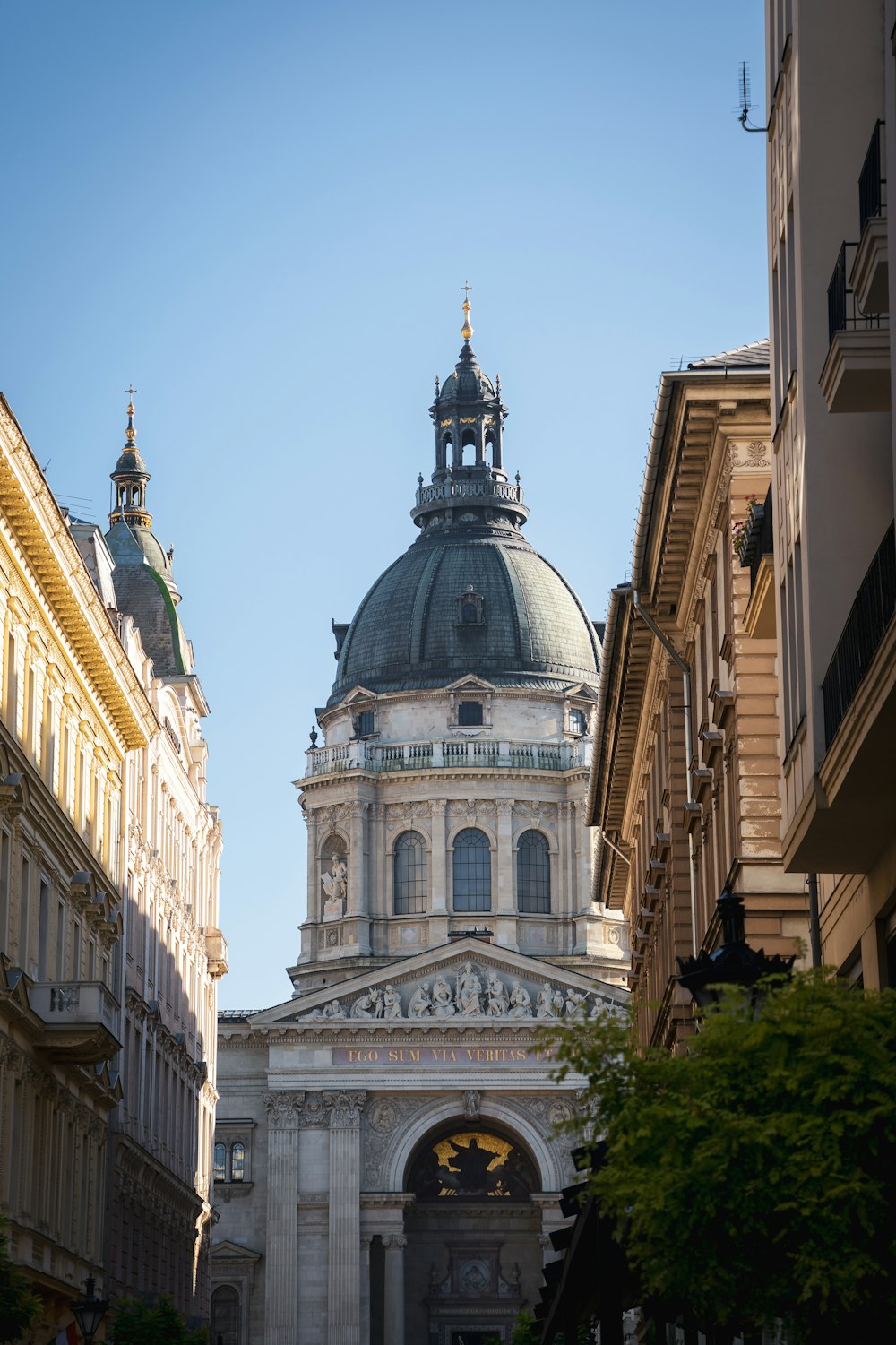 un grande edificio con una cupola in cima