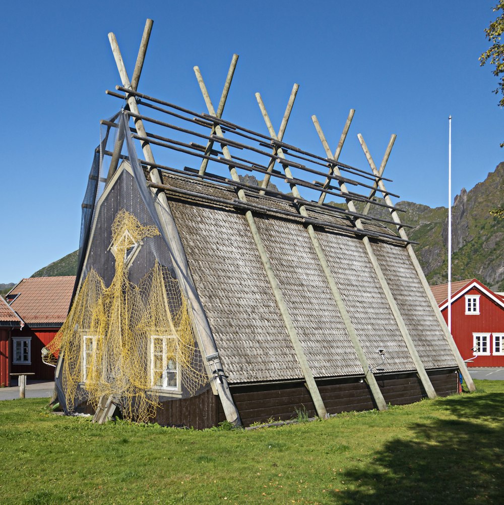 Un edificio con un techo hecho de palos