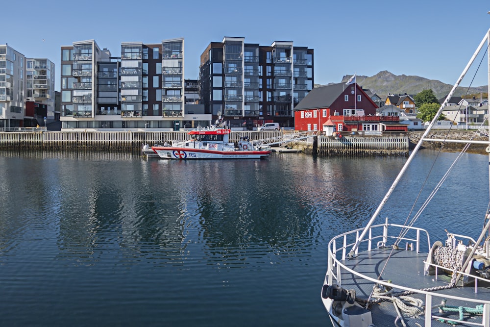 a boat in the water next to some buildings