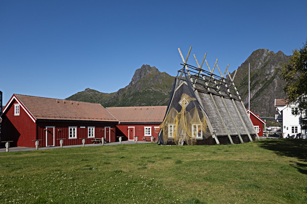 un edificio rosso con un grande dipinto sul lato