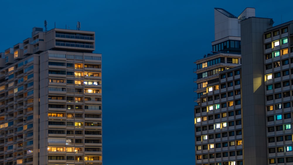 Un par de edificios altos sentados uno al lado del otro