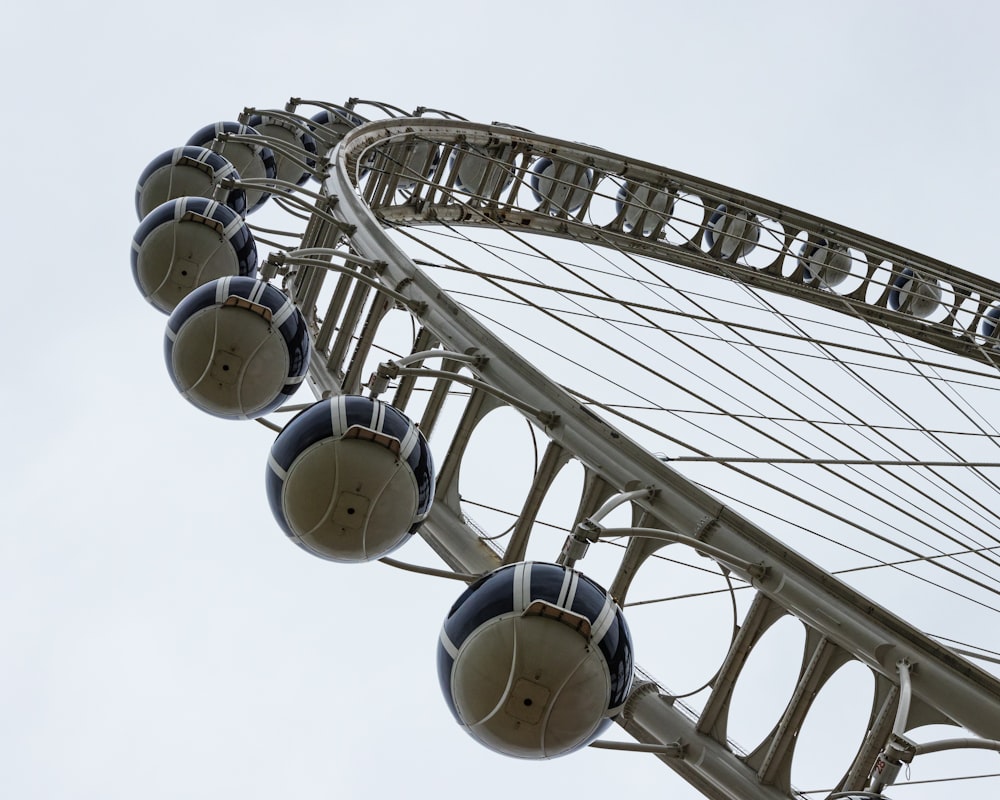 a ferris wheel with four blue and white balls