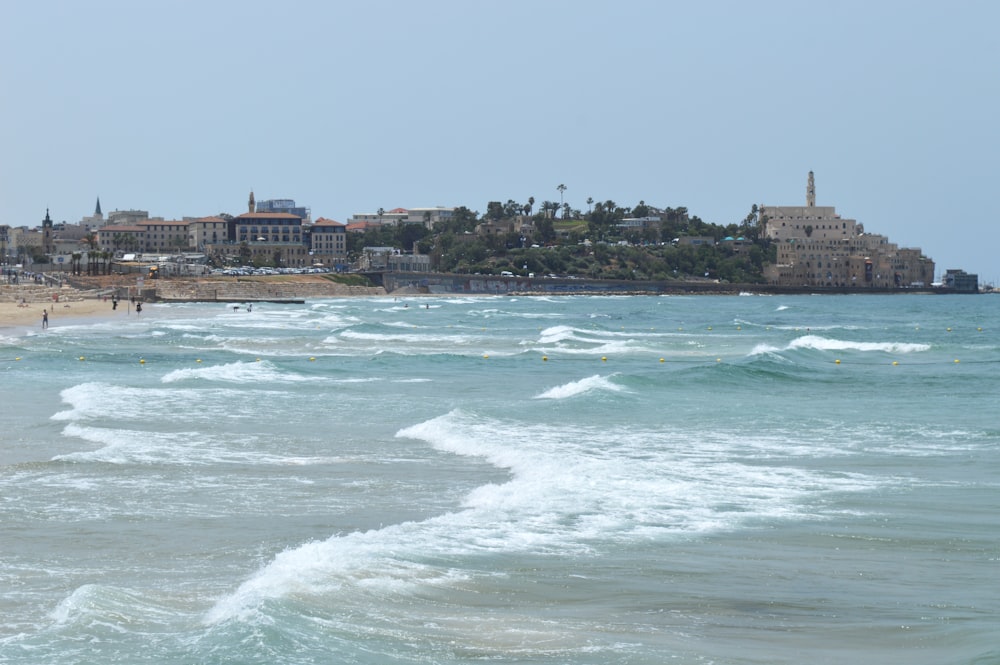 uma vista de uma praia com uma cidade ao fundo