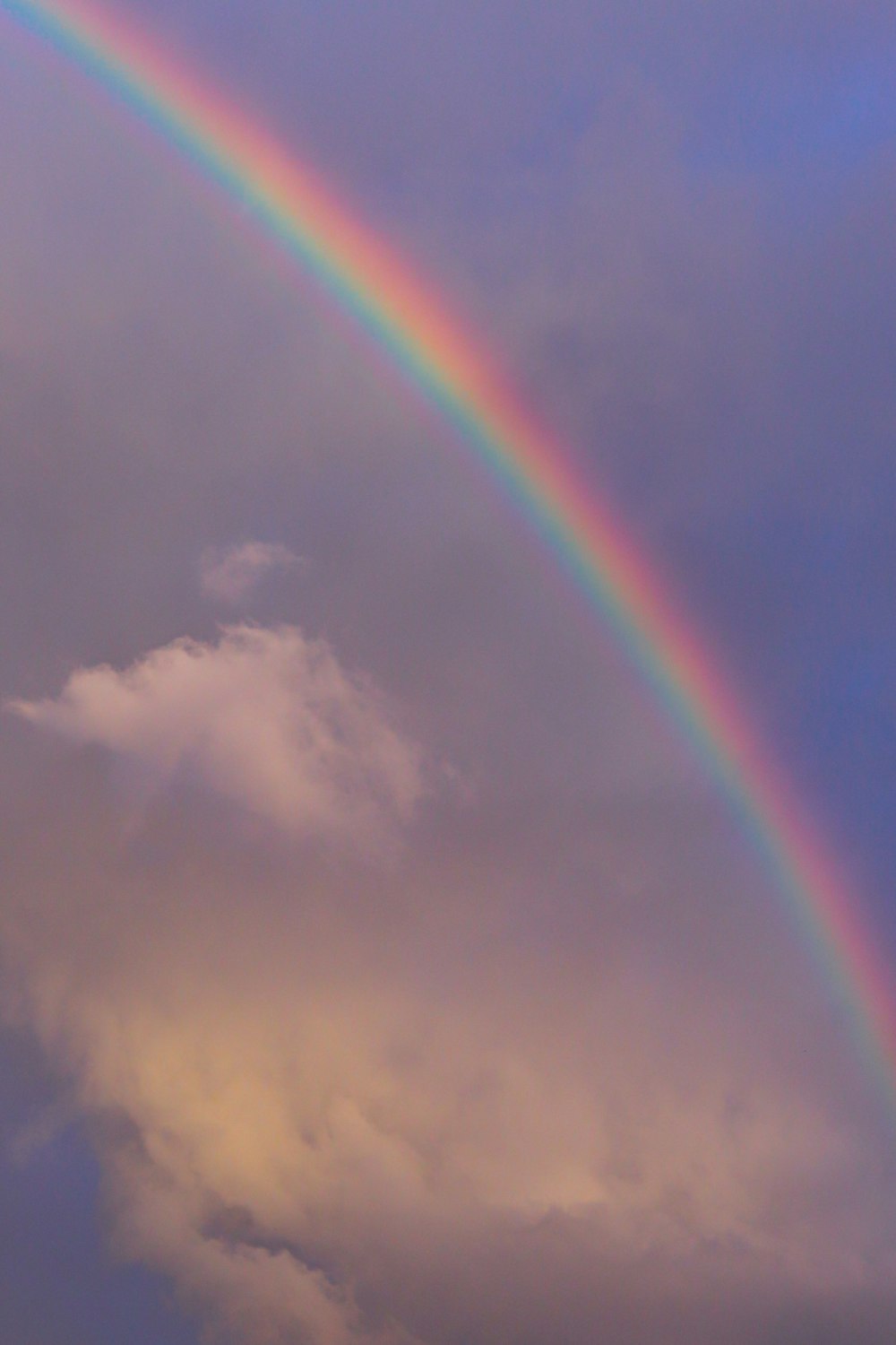 Um arco-íris duplo em um céu nublado