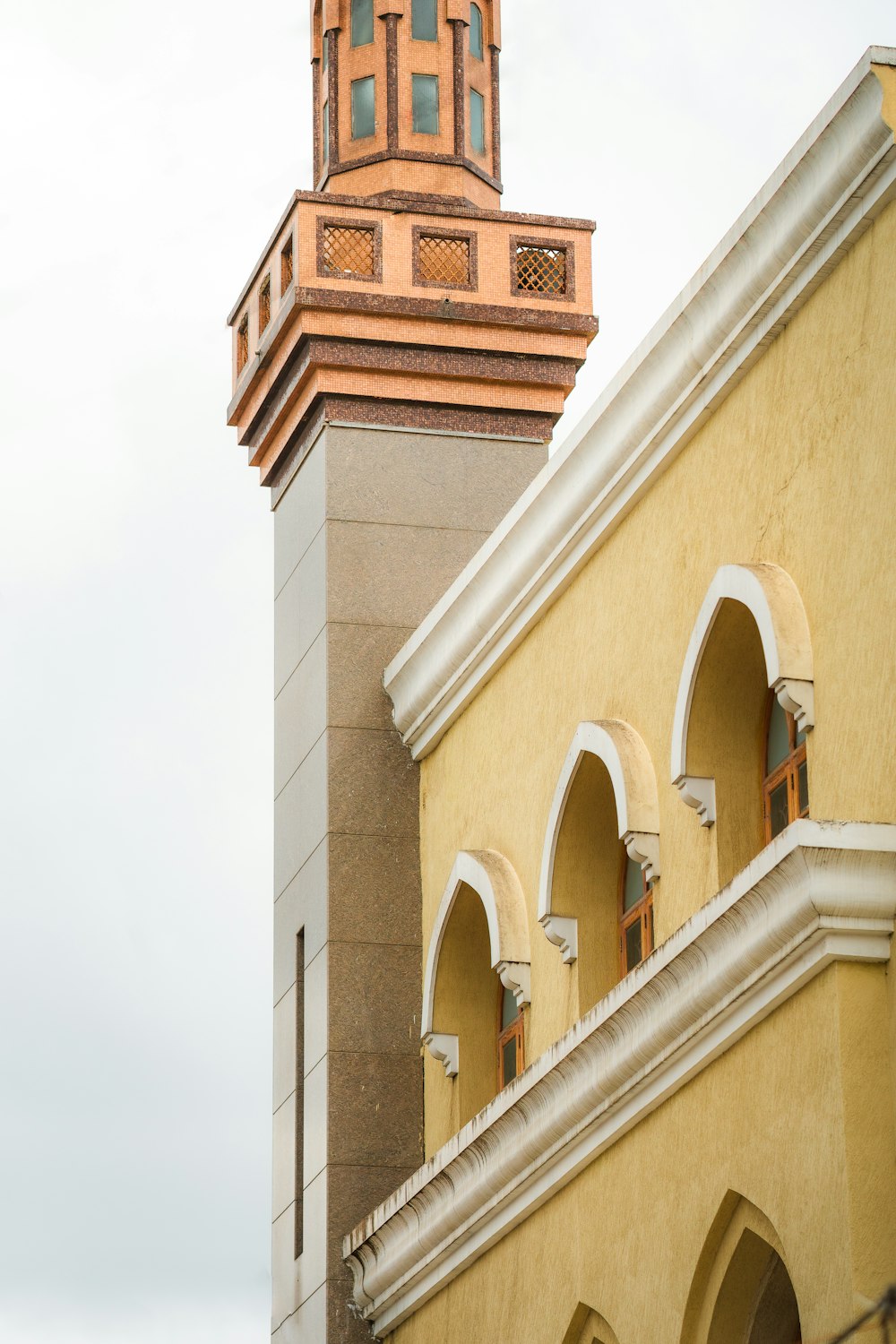 uma torre do relógio no topo de um edifício