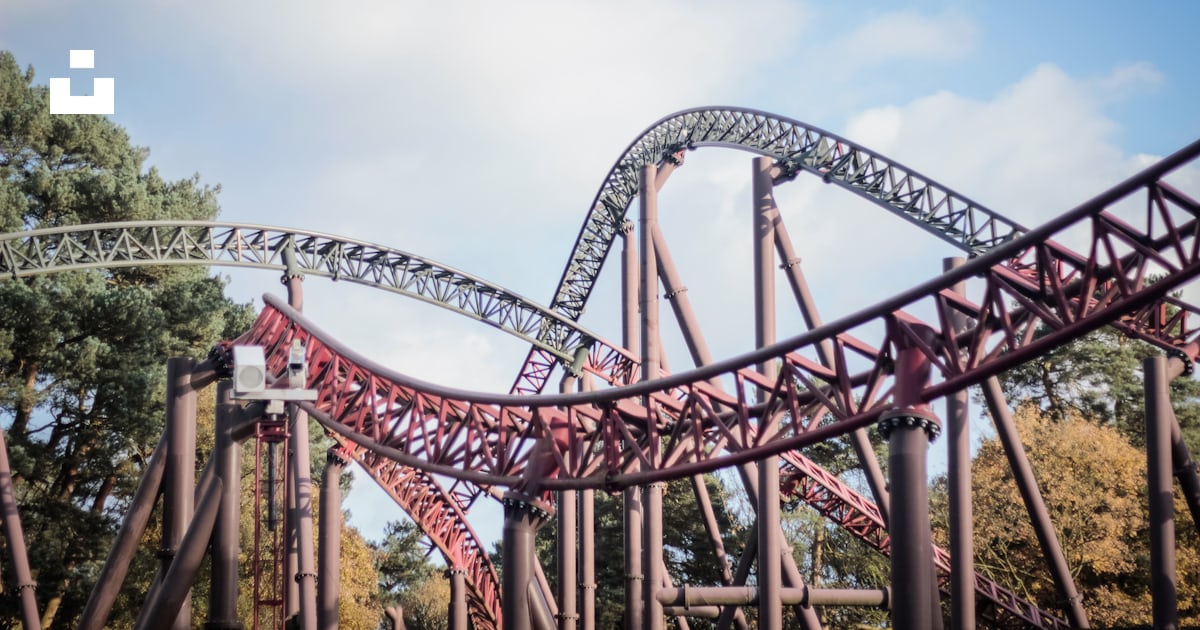 Foto Una montaña rusa bajando una colina en un día nublado Imagen