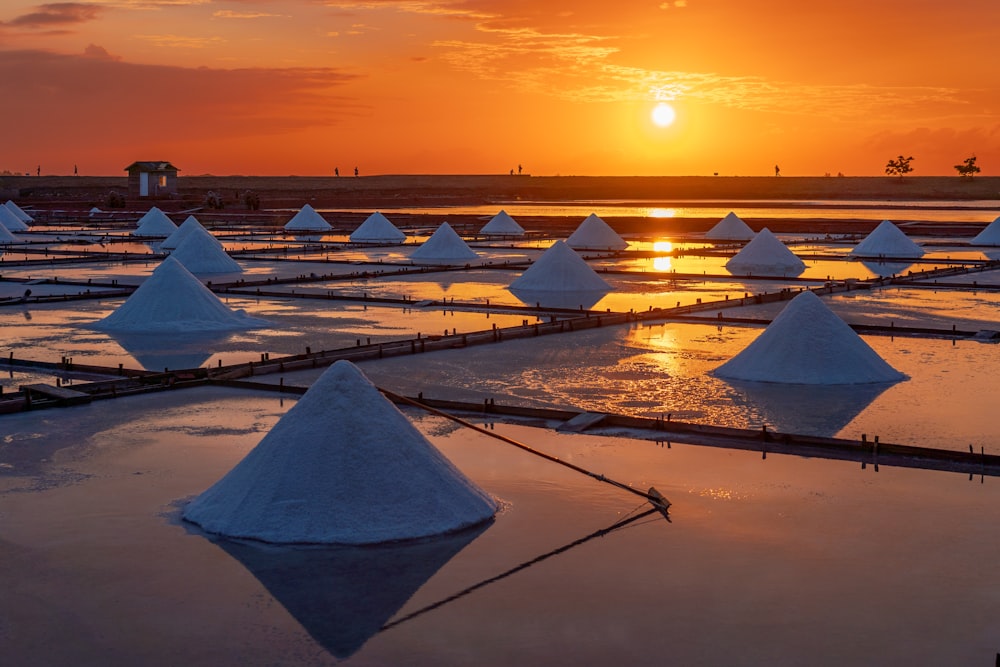 Le soleil se couche sur une grande saline