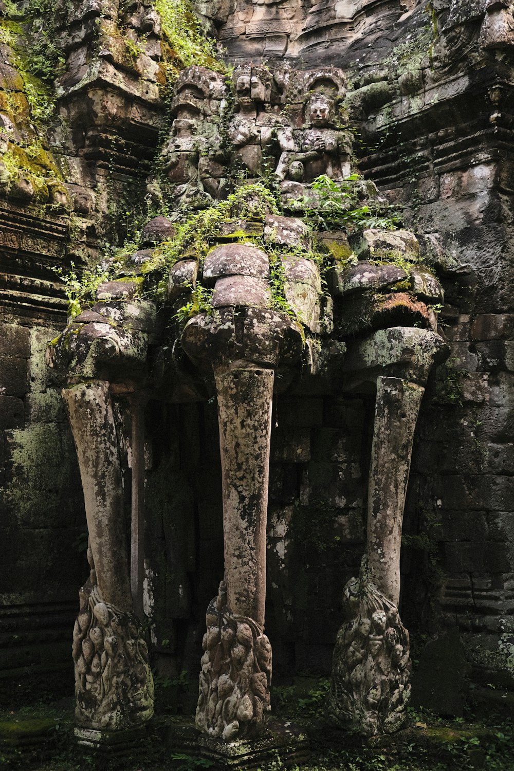 a stone structure with moss growing on top of it