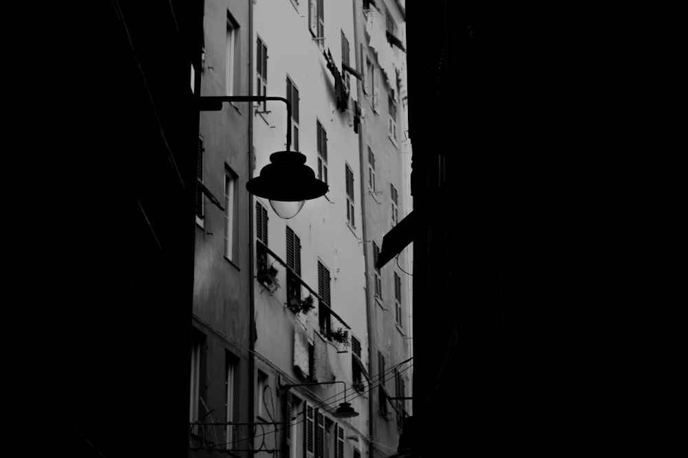 une photo en noir et blanc d’un lampadaire