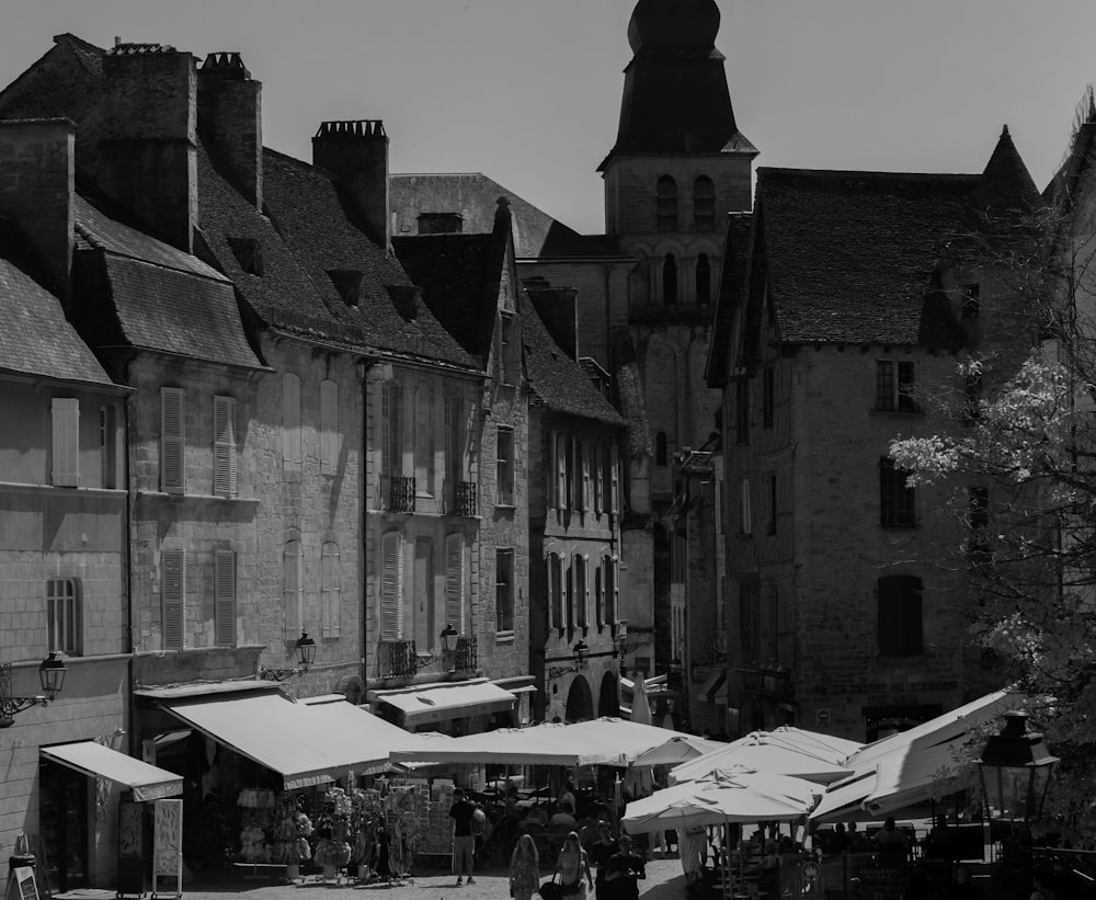 uma foto em preto e branco de um mercado de rua