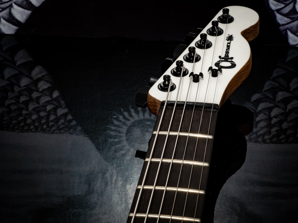 Eine Nahaufnahme einer weiß-schwarzen Gitarre