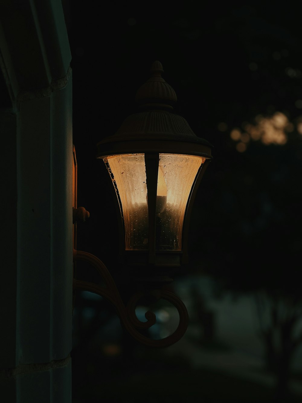 a light that is on the side of a building