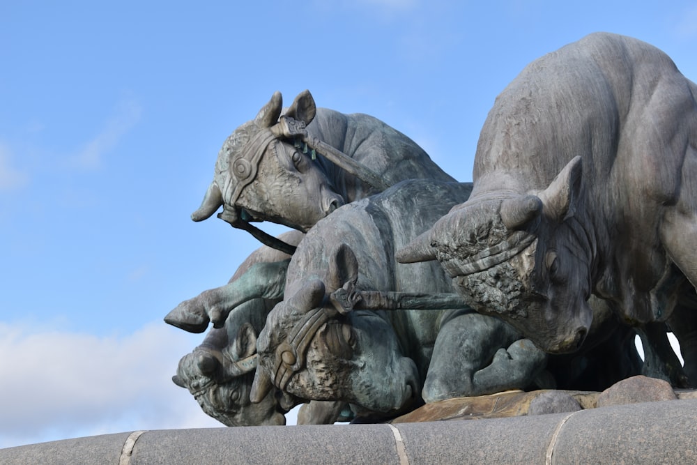 a statue of two bulls fighting each other