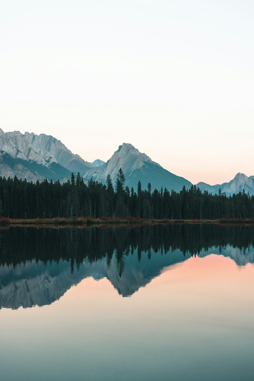 un plan d’eau avec des montagnes en arrière-plan