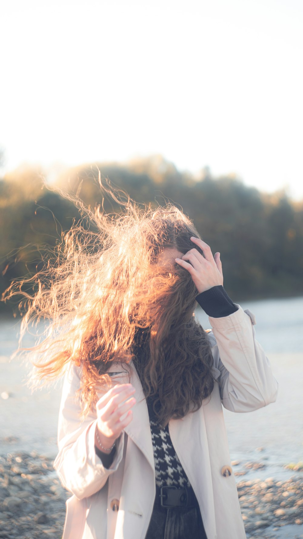 eine Frau mit wehenden Haaren im Wind