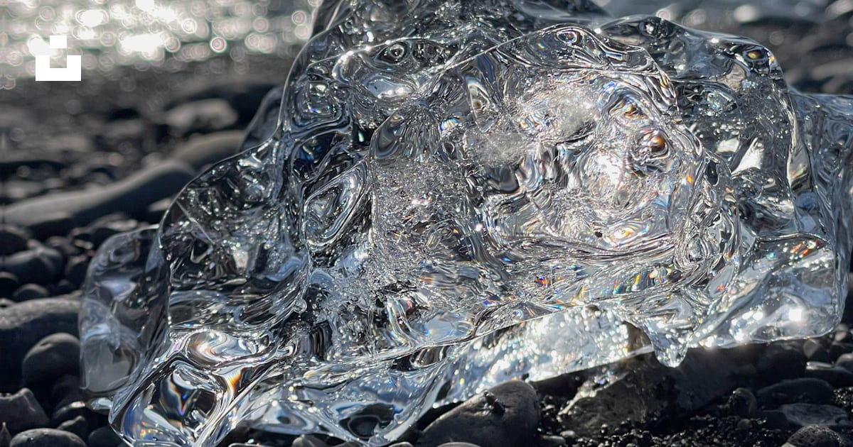 Foto Un pedazo de hielo sentado en la parte superior de una playa