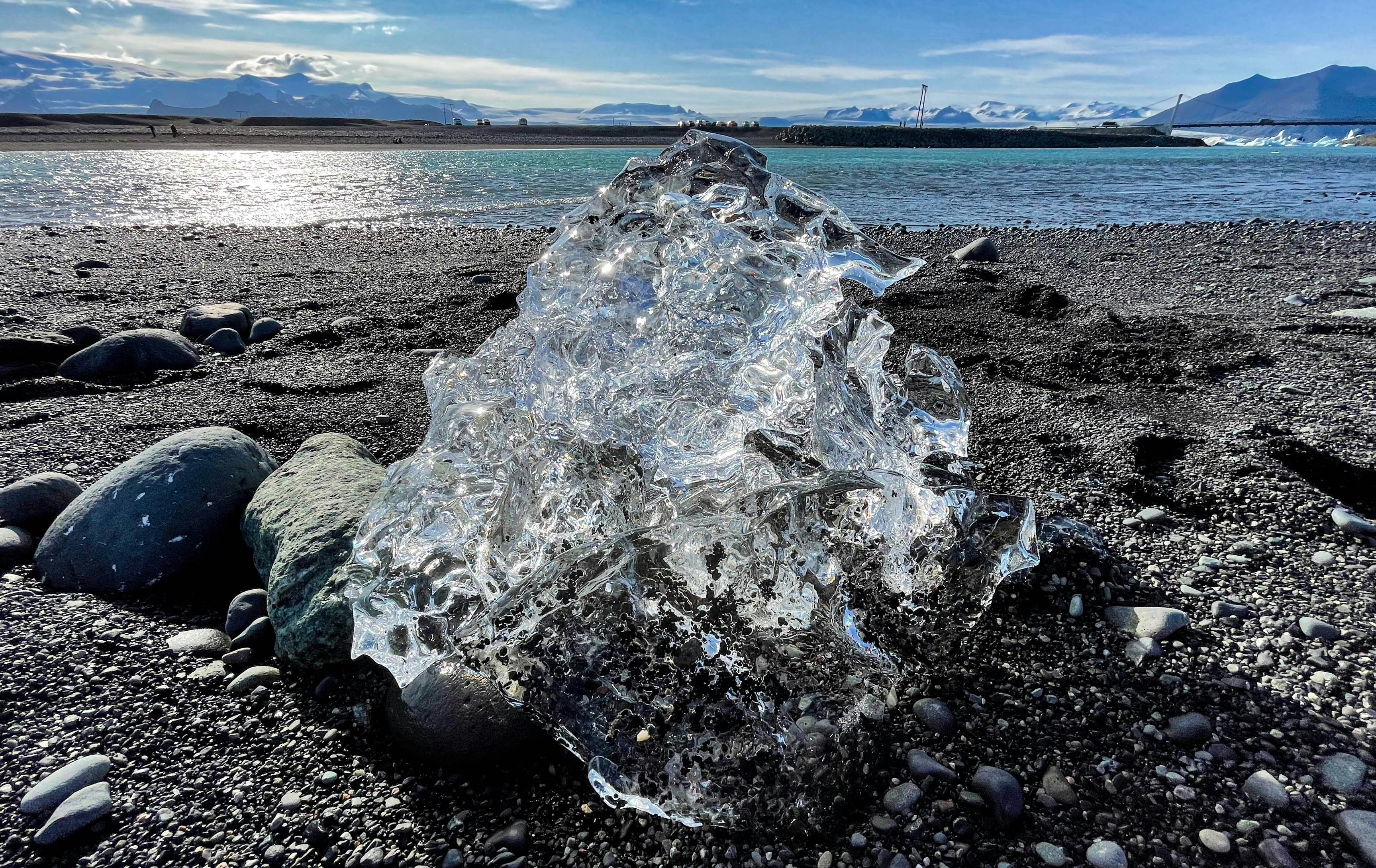 Foto Un gran trozo de hielo sentado en la parte superior de una playa