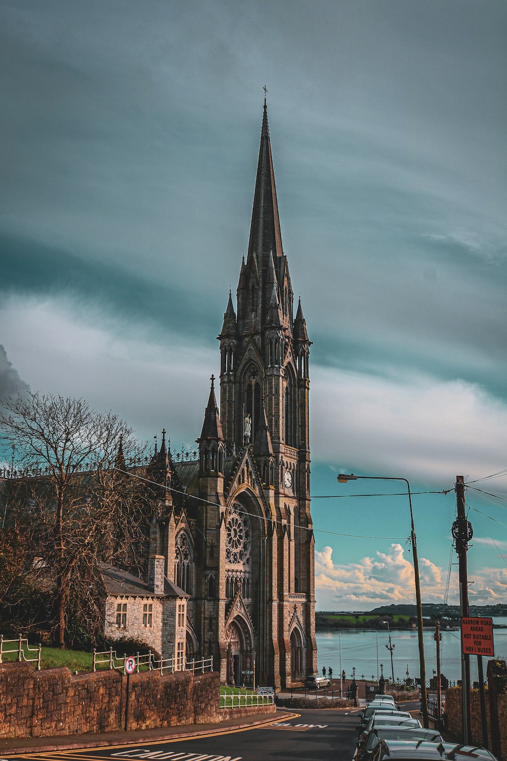 uma grande catedral com um campanário em um dia nublado