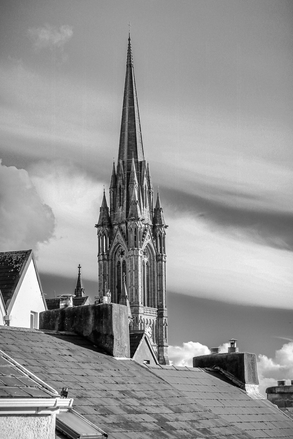 uma foto em preto e branco de um campanário da igreja