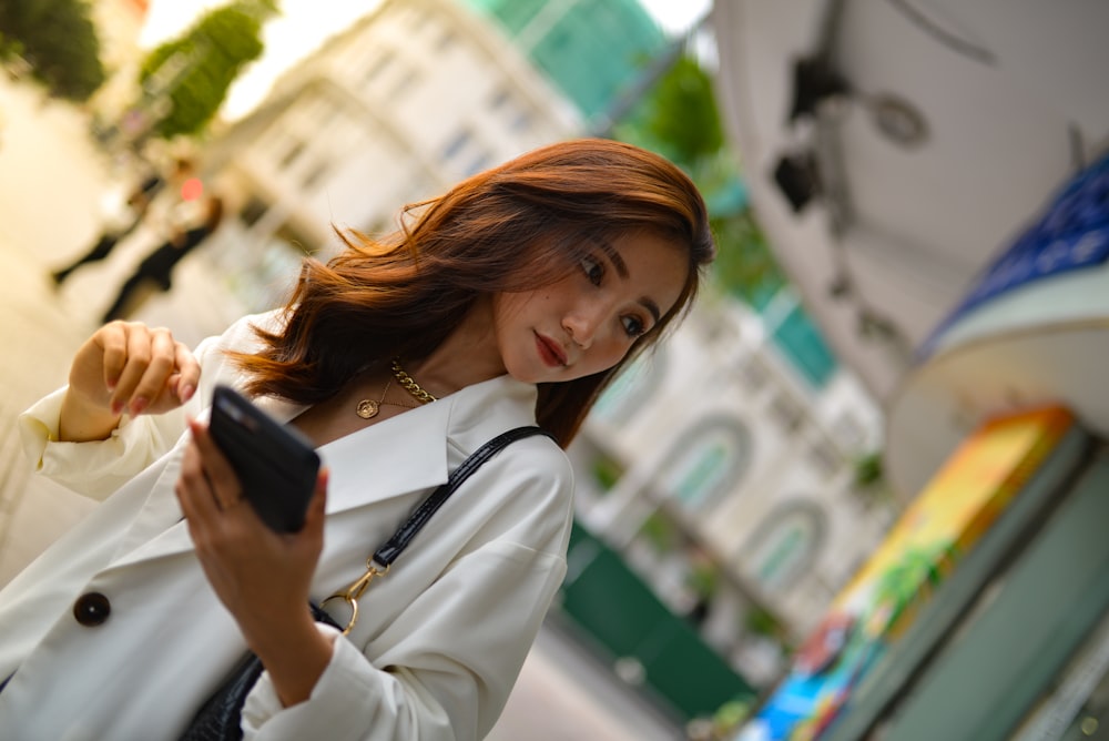 uma mulher com um celular na mão