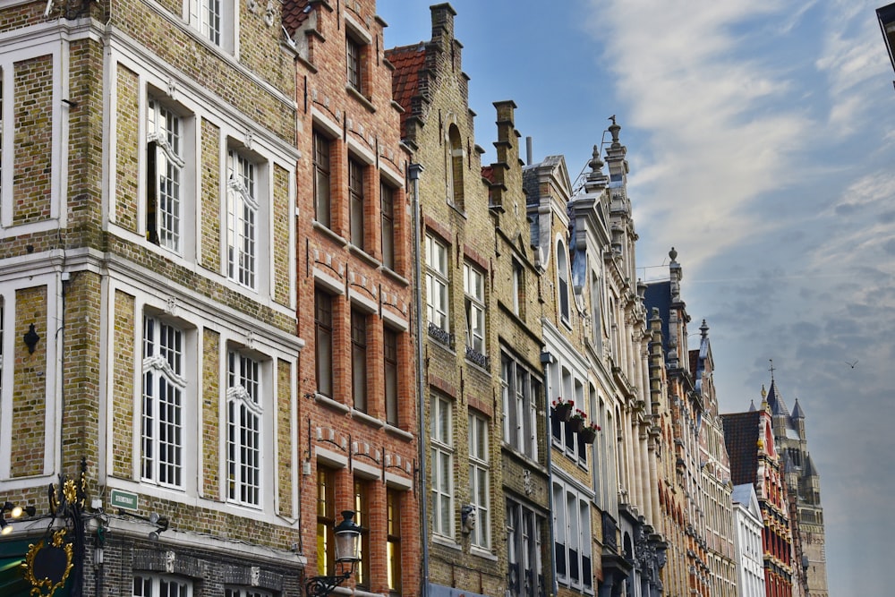 Eine Reihe von Backsteingebäuden an einer Straße in der Stadt