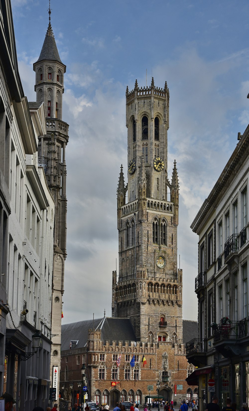 una gran torre de reloj que se eleva sobre una ciudad