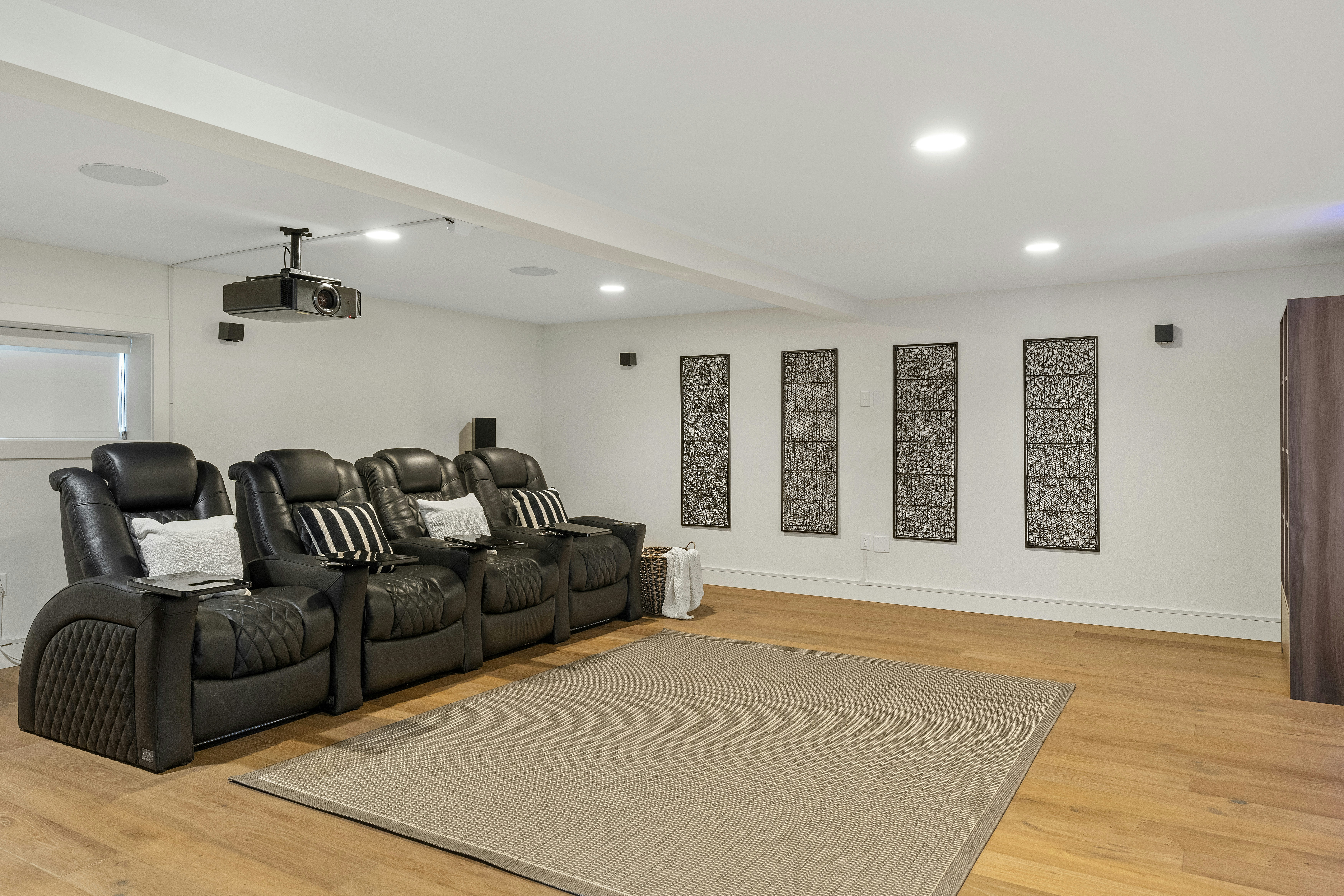Comparativa: Proyector vs. Televisor para tu Sala de Cine en Casa