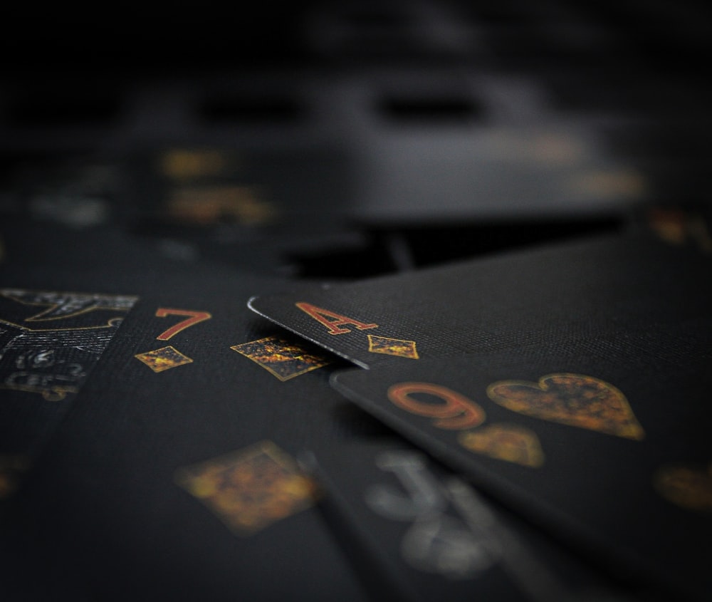 um close up de cartas de baralho com números