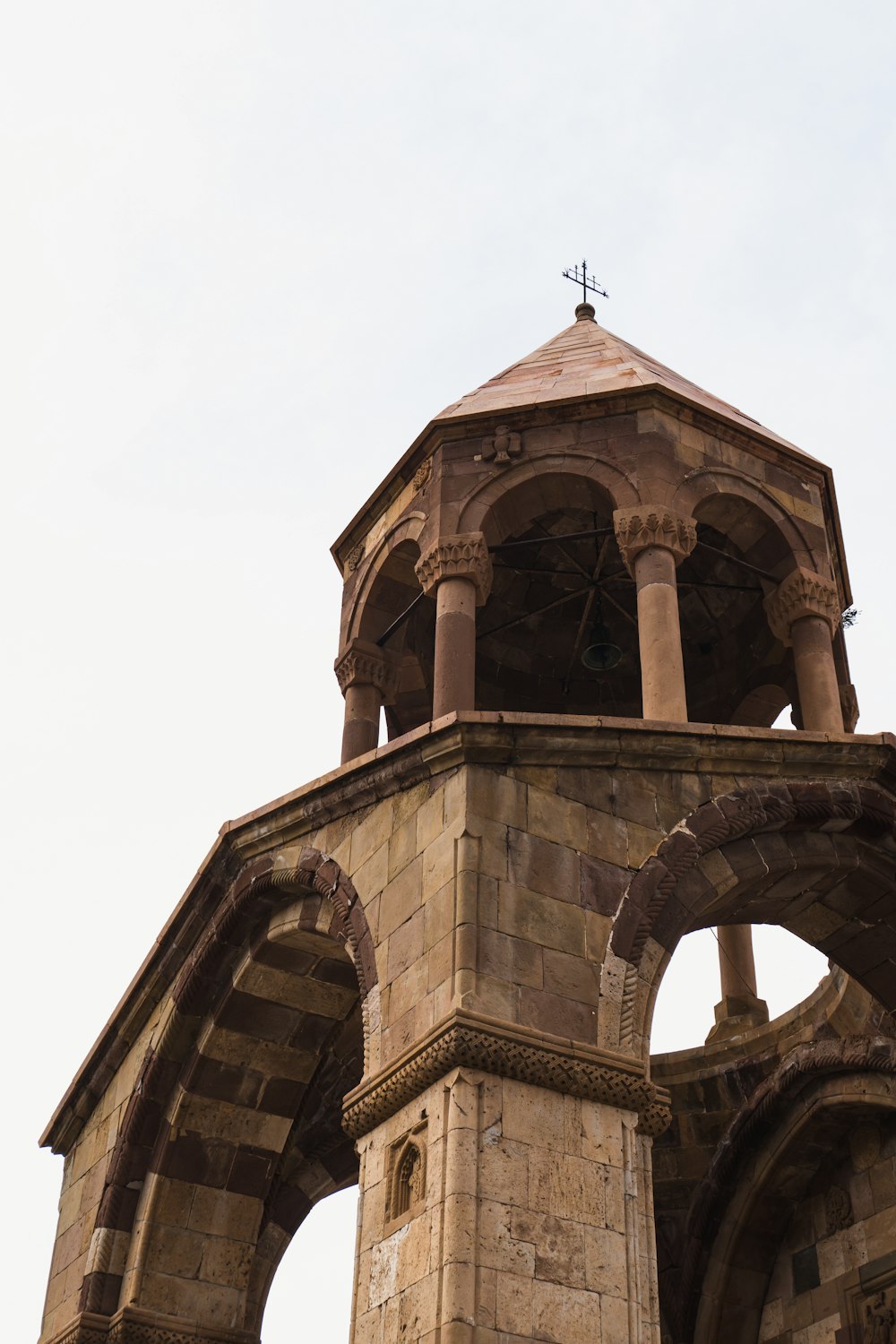 un'alta torre con una croce in cima