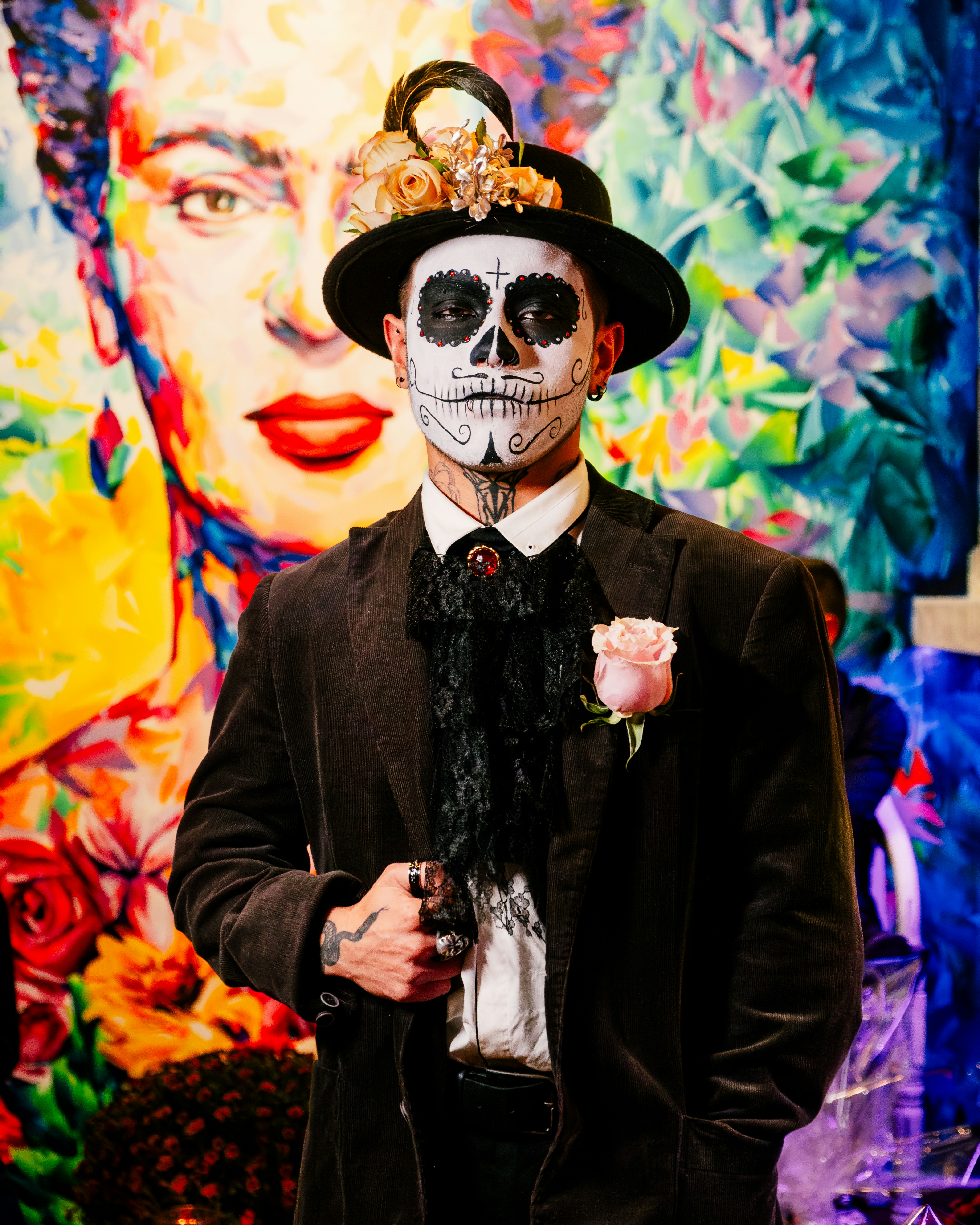 Un uomo con un teschio dipinto sul viso e un fiore in mano foto – Immagine  gratis di Fiore su Unsplash, image size:3000x3750