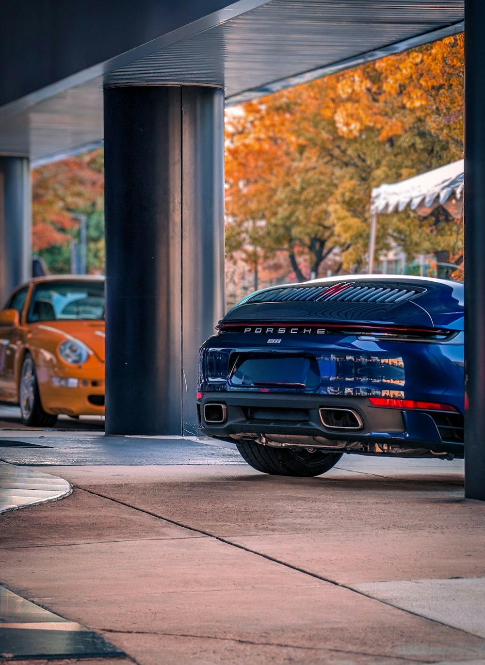 um carro esportivo azul estacionado em um estacionamento