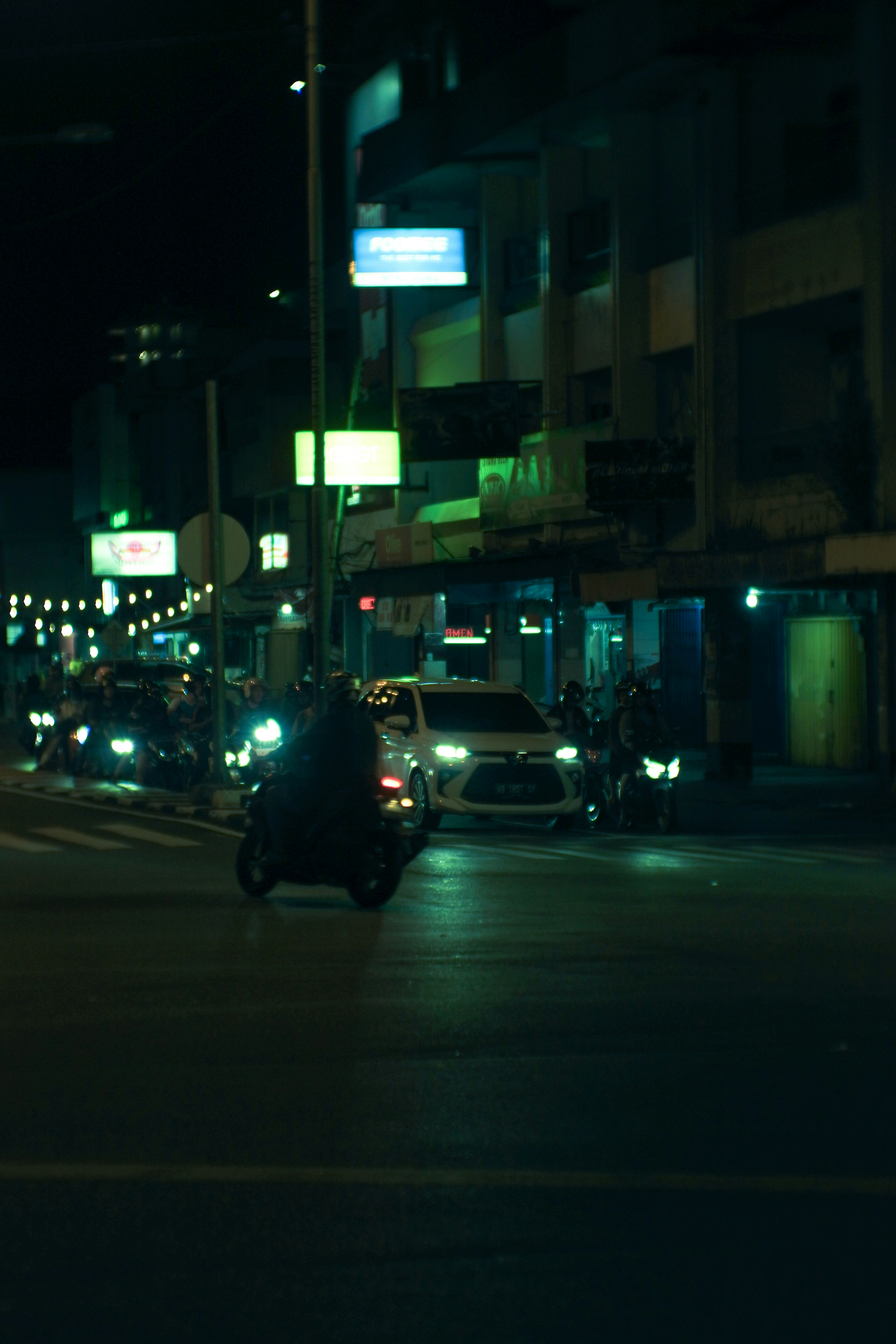 ein Motorrad, das nachts eine Straße entlangfährt