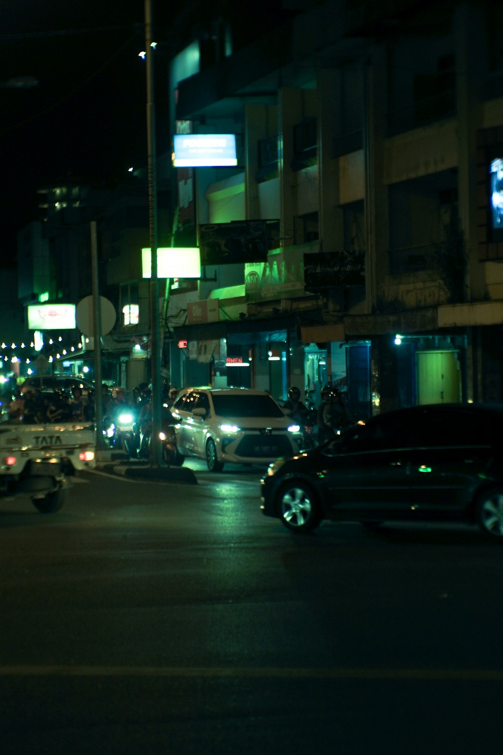 밤에는 교통량이 많은 도시 거리