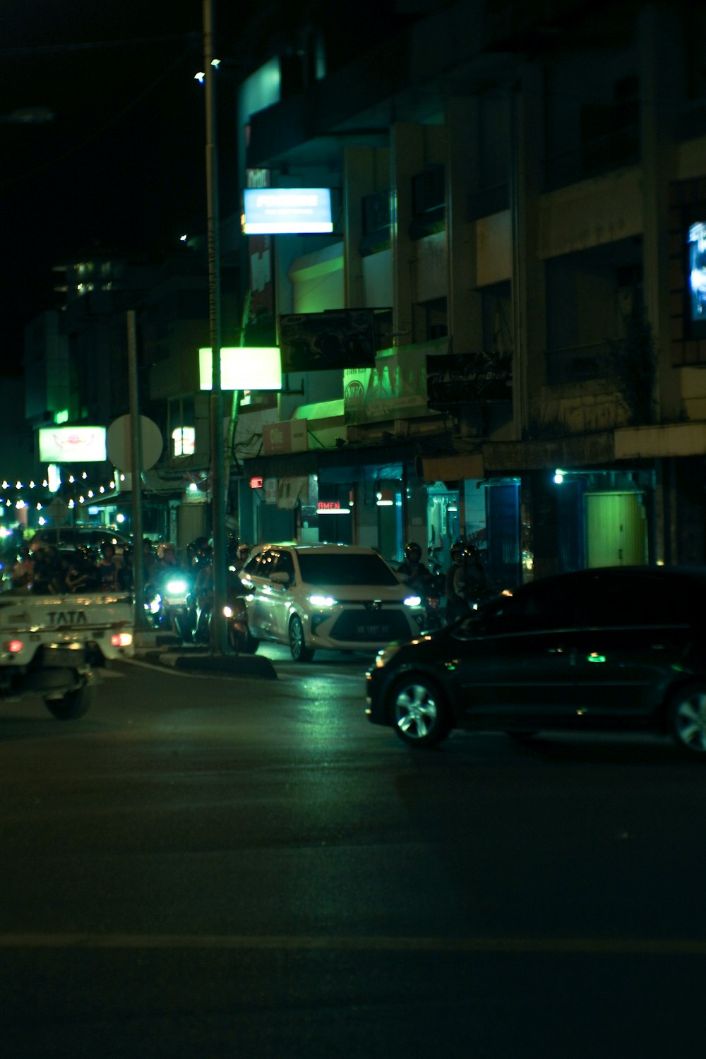 uma rua da cidade cheia de muito tráfego à noite