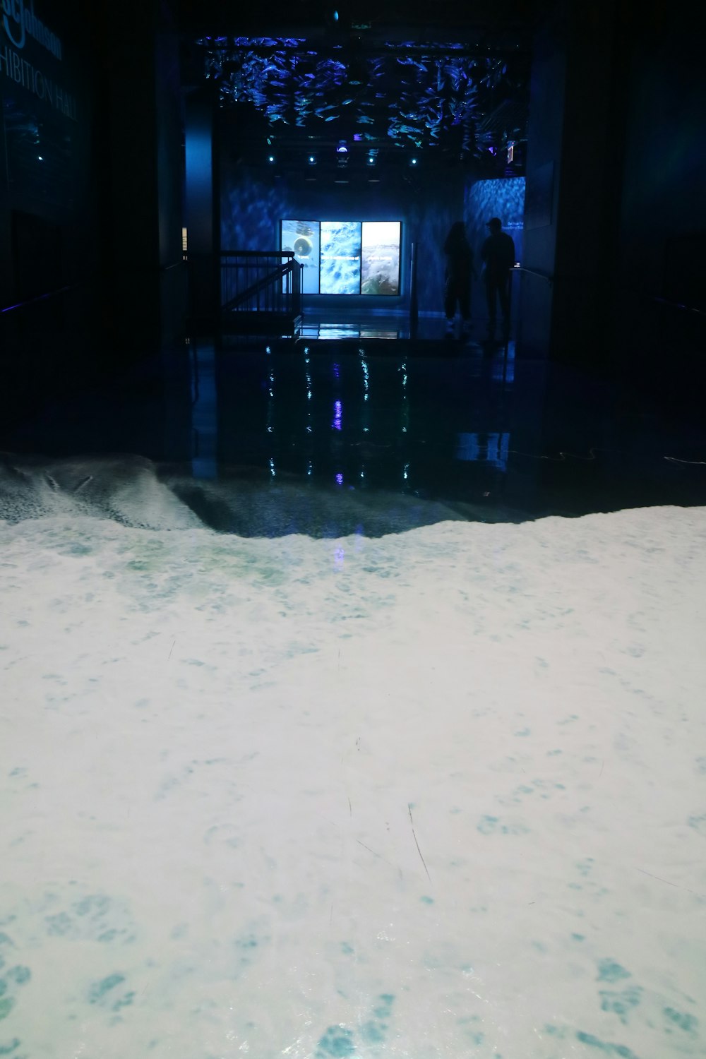 um quarto com uma grande quantidade de água no chão