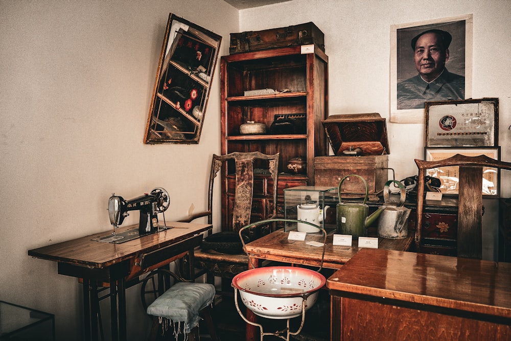 an old fashioned sewing machine sitting on top of a wooden desk