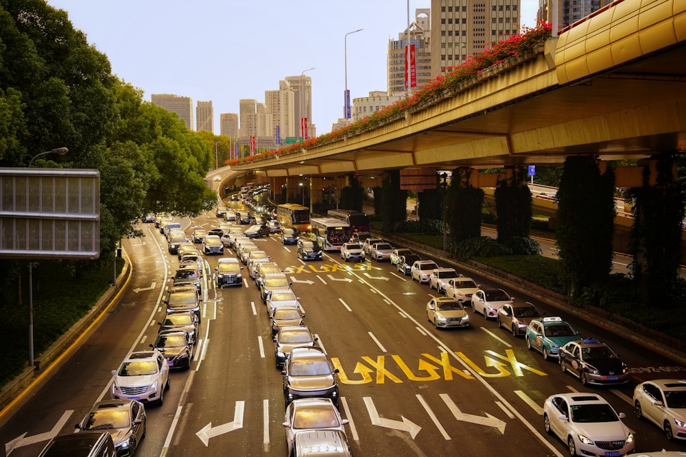 a city street filled with lots of traffic