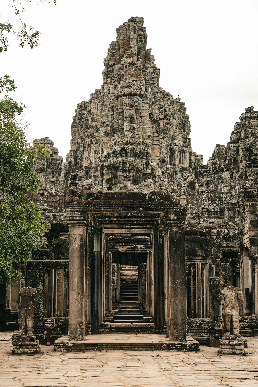 a very large building with a bunch of statues around it