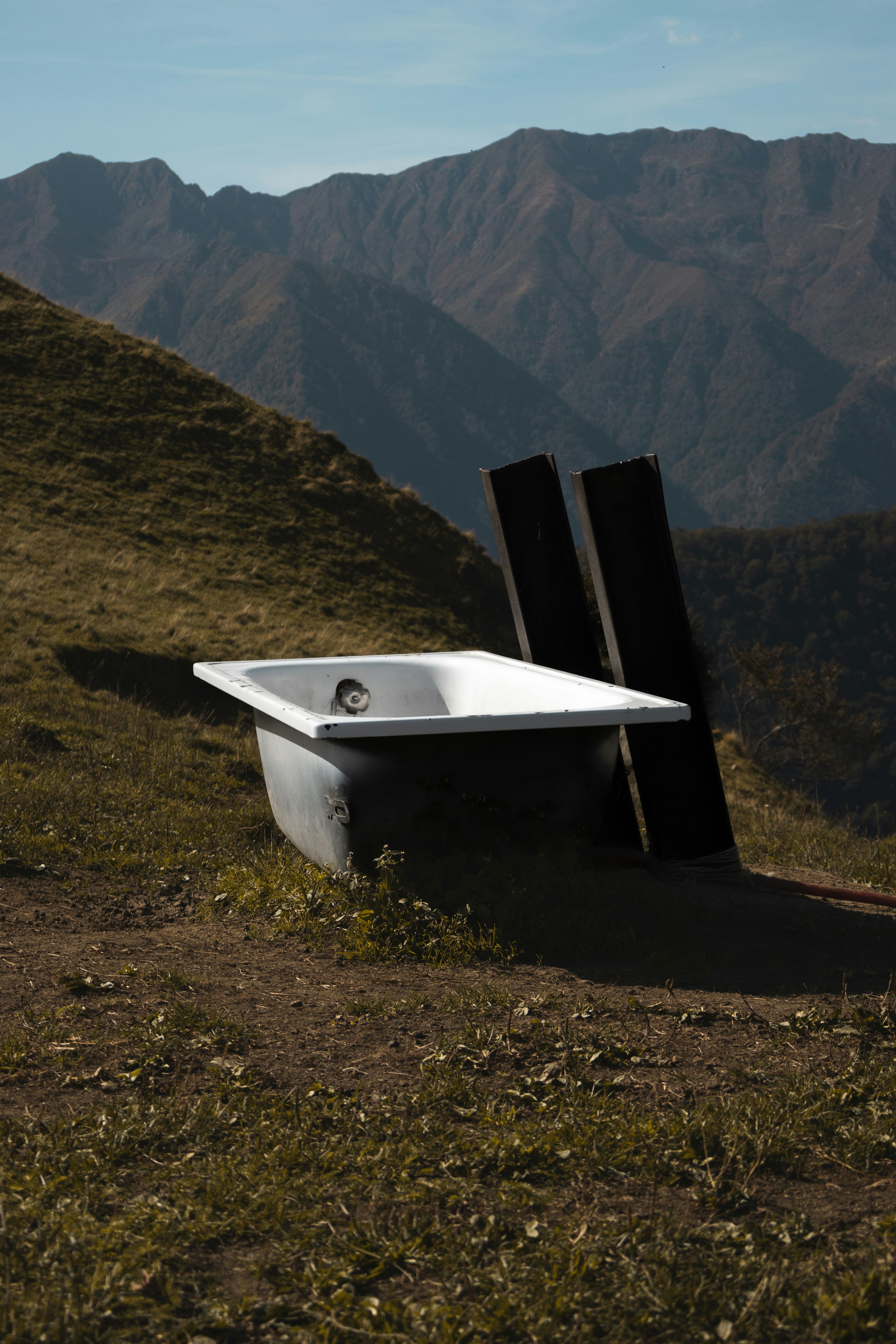 gray computer monitor