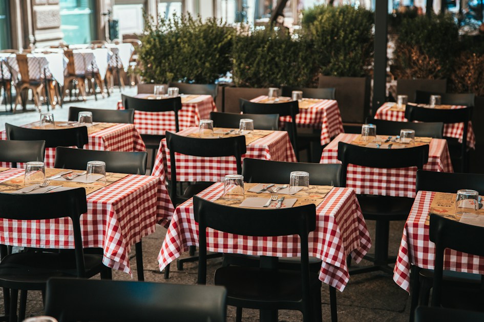Terrasse de trattoria italienne aux nappes vichy rouge et blanc