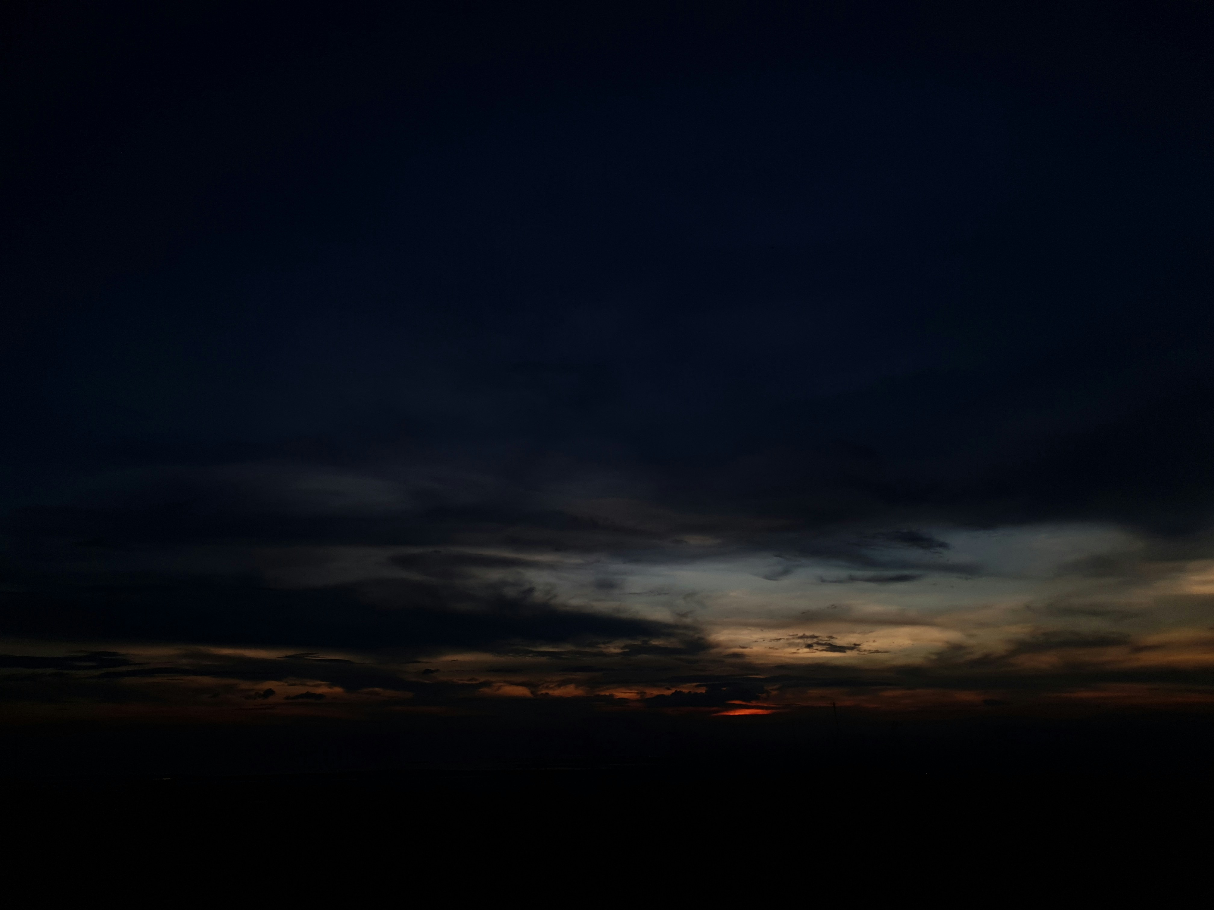 Un avión volando en el cielo por la noche