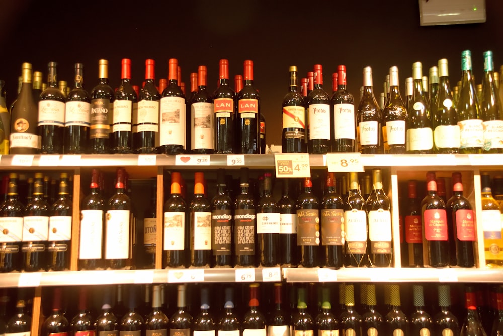 una estantería llena de muchas botellas de vino