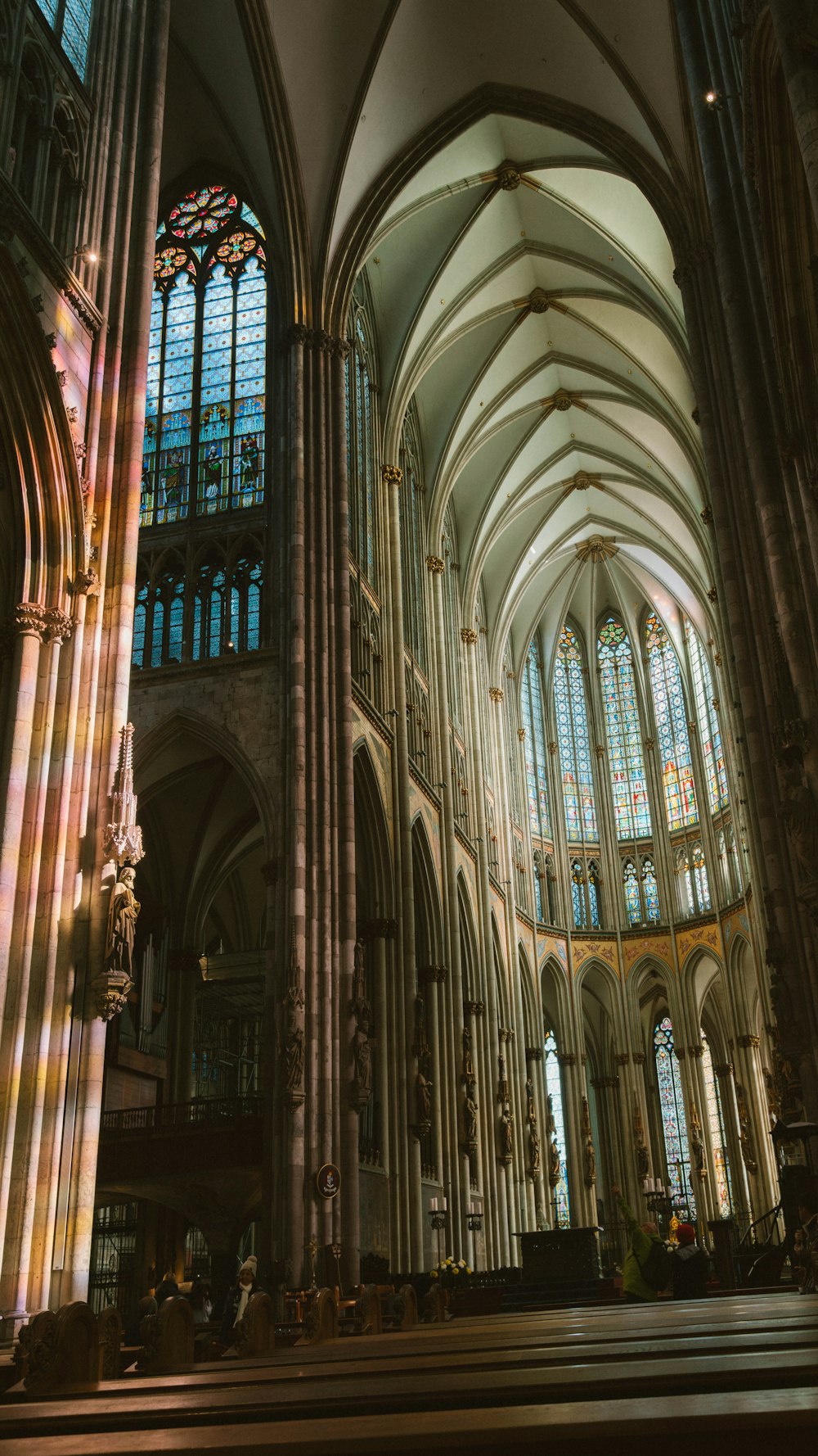 une grande cathédrale avec des vitraux et des bancs