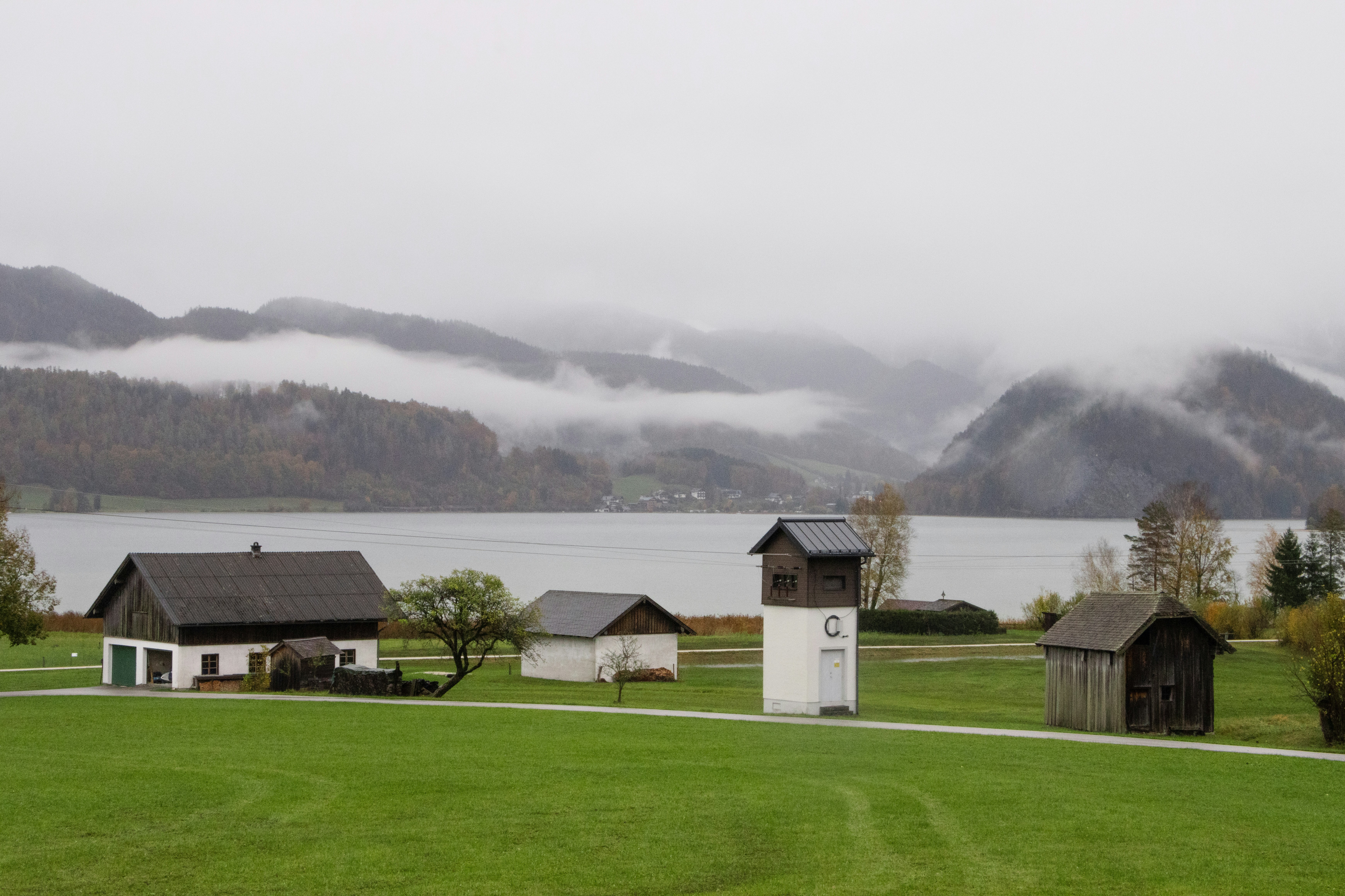 Un par de edificios asentados en la parte superior de un exuberante campo verde