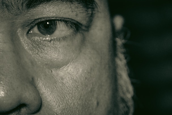 Close-up of a tracking screen showing detailed facial asymmetry scores.