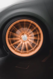 Dynamic shot of a Velaris rim spinning smoothly against a dark, cinematic background.