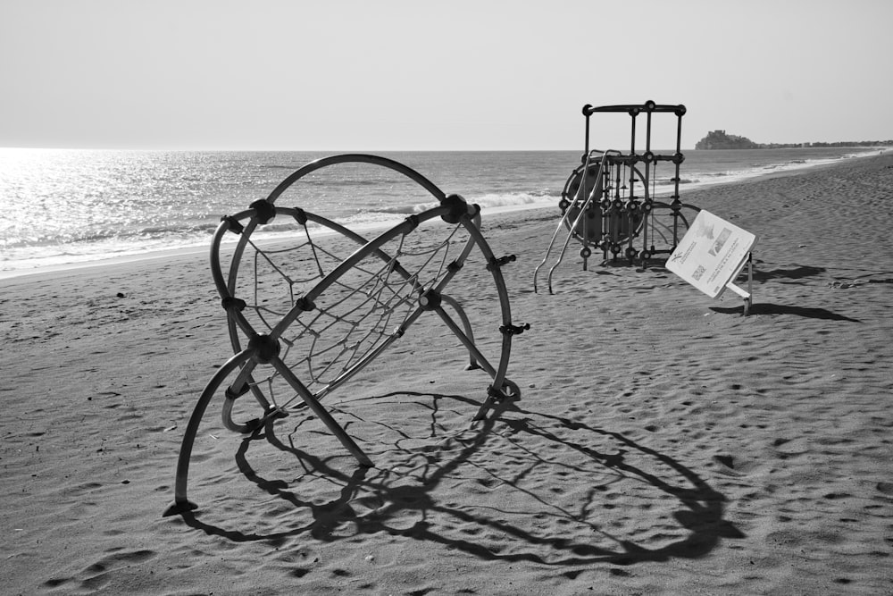 Una foto en blanco y negro de un parque infantil en la playa