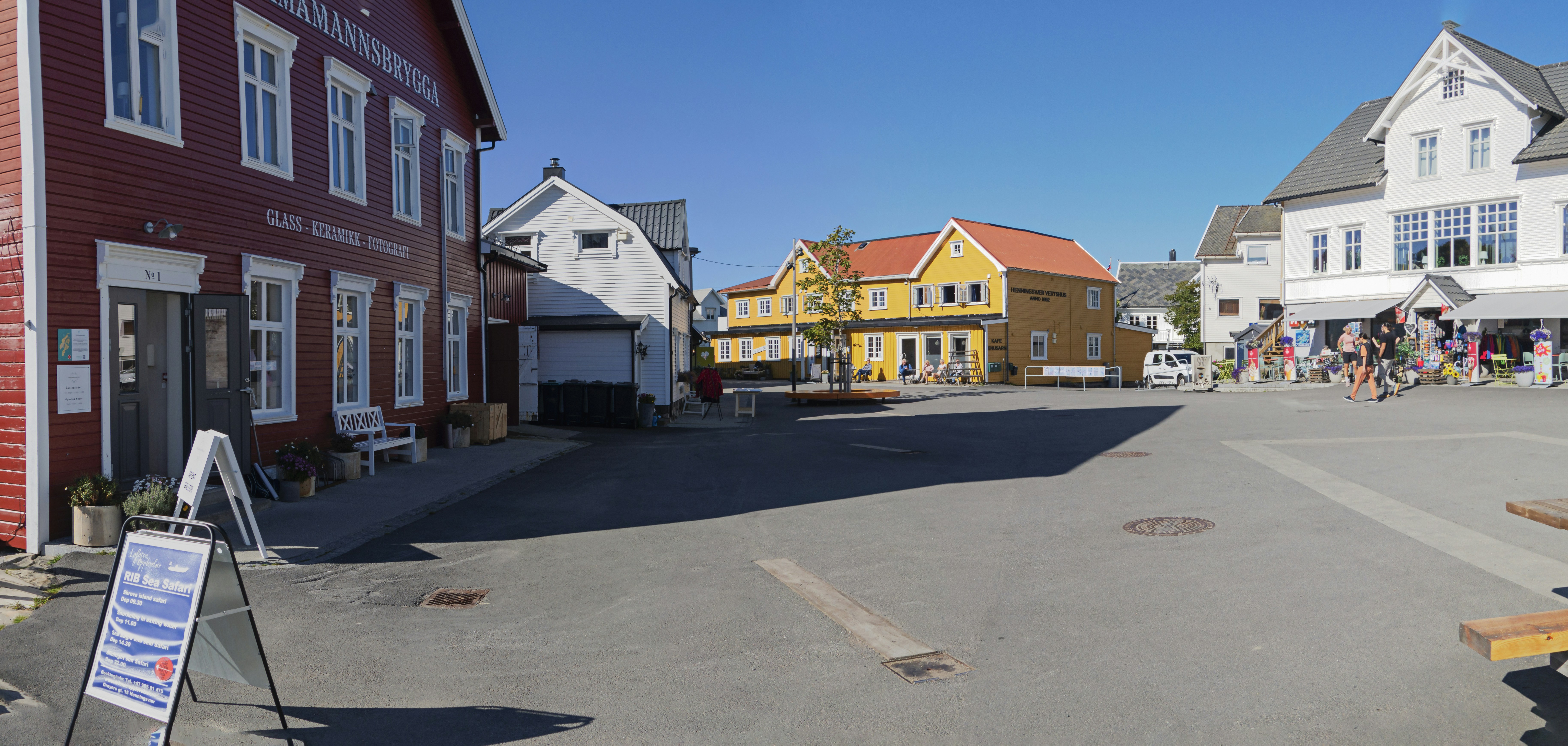 Un pequeño pueblo con muchas casas de colores